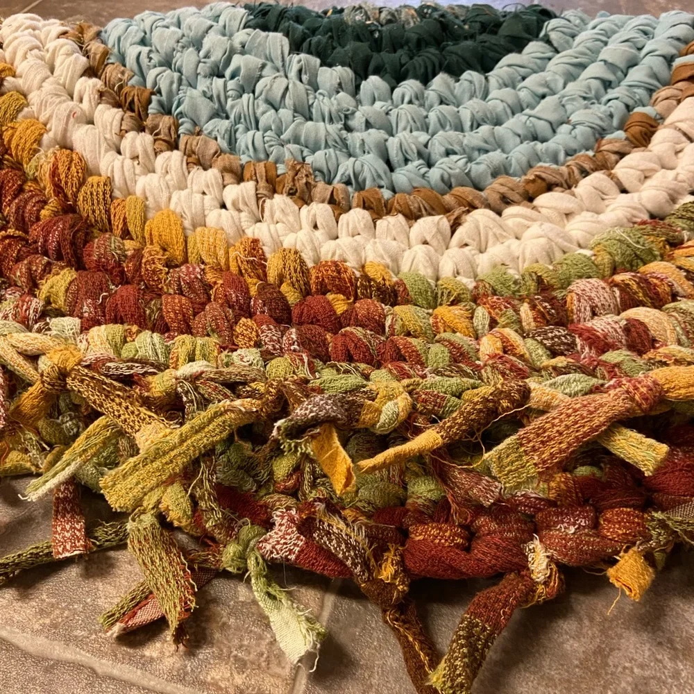 Handcrafted 27” Round Amish Knot Rug 100% upcycled Cotton